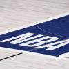 Logo de la NBA en el suelo de un pabellón. Archivo.
