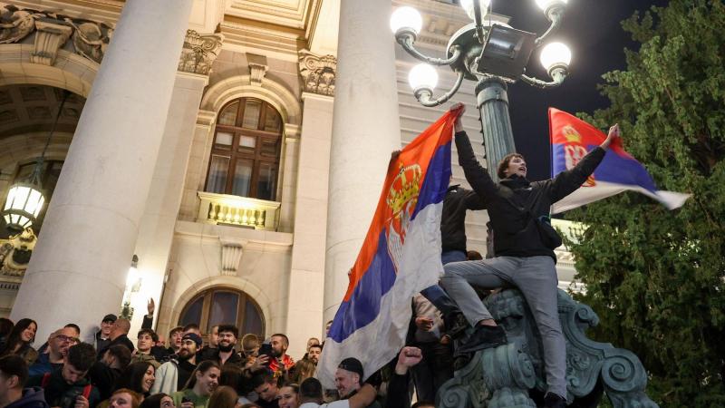 Jóvenes celebrando la victoria de la Lista Estudiantil en las elecciones legislativas de Serbia. EP.