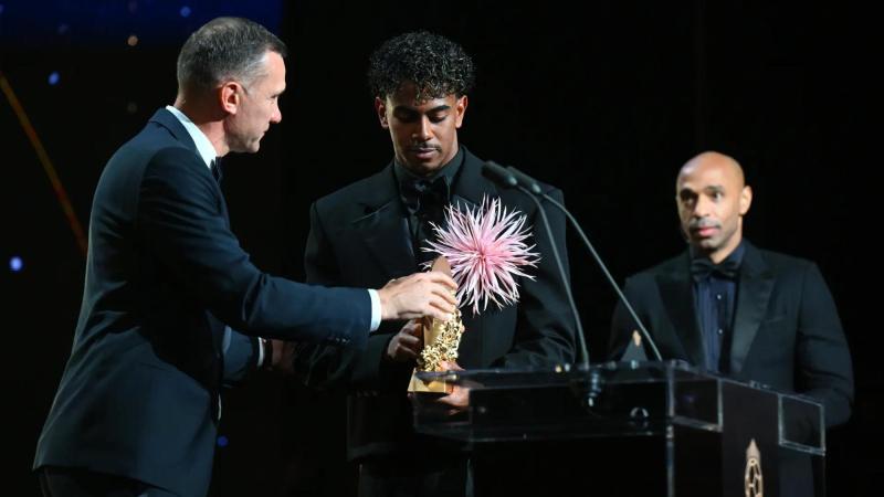 Lamine Yamal durante la gala recibiendo el Trofeo Kopa