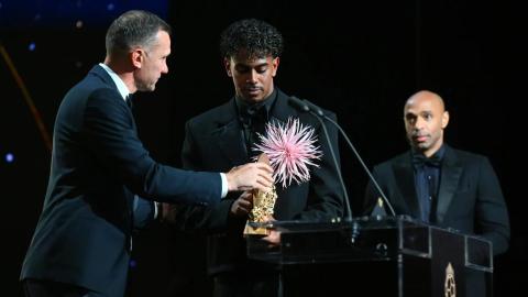 Lamine Yamal durante la gala recibiendo el Trofeo Kopa