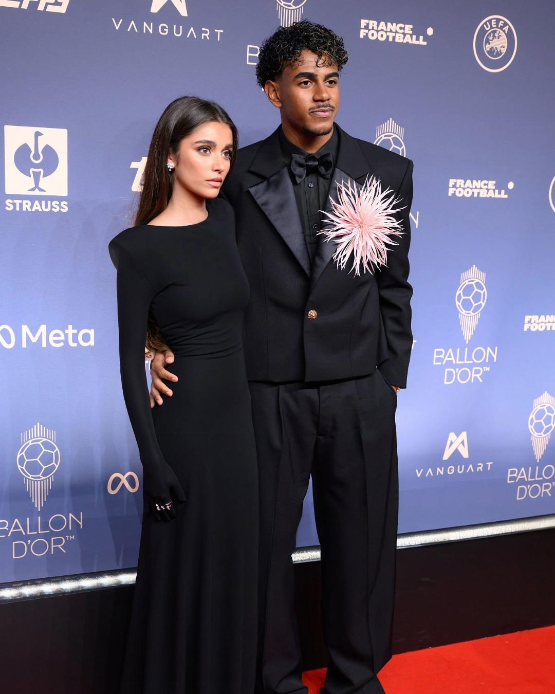 Lamine Yamal junto a su novia Inés García durante la gala de el Balón de Oro