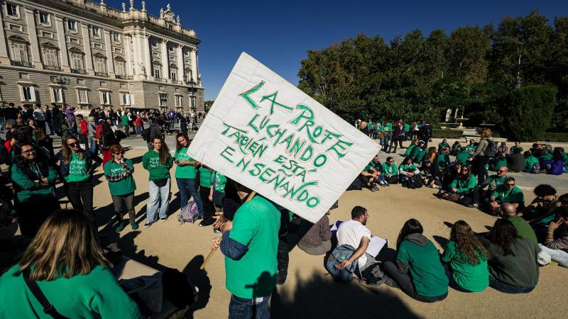 Una profesora sujeta una pancarta en una protesta en favor de la educación pública. EP