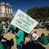 Una profesora sujeta una pancarta en una protesta en favor de la educación pública. EP