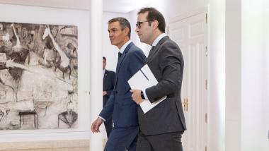El presidente del Gobierno, Pedro Sánchez, y el vicepresidente primero y ministro de Economía y Comercio, Carlos Cuerpo. EP. (1)