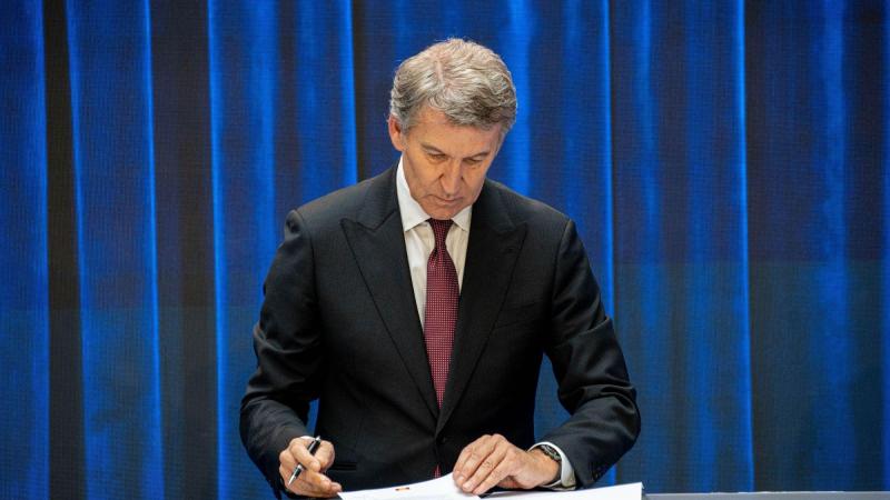 El líder del PP, Alberto Núñez Feijóo, firma su 'Contrato con España'. EP