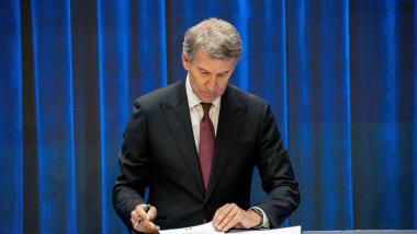 El líder del PP, Alberto Núñez Feijóo, firma su 'Contrato con España'. EP