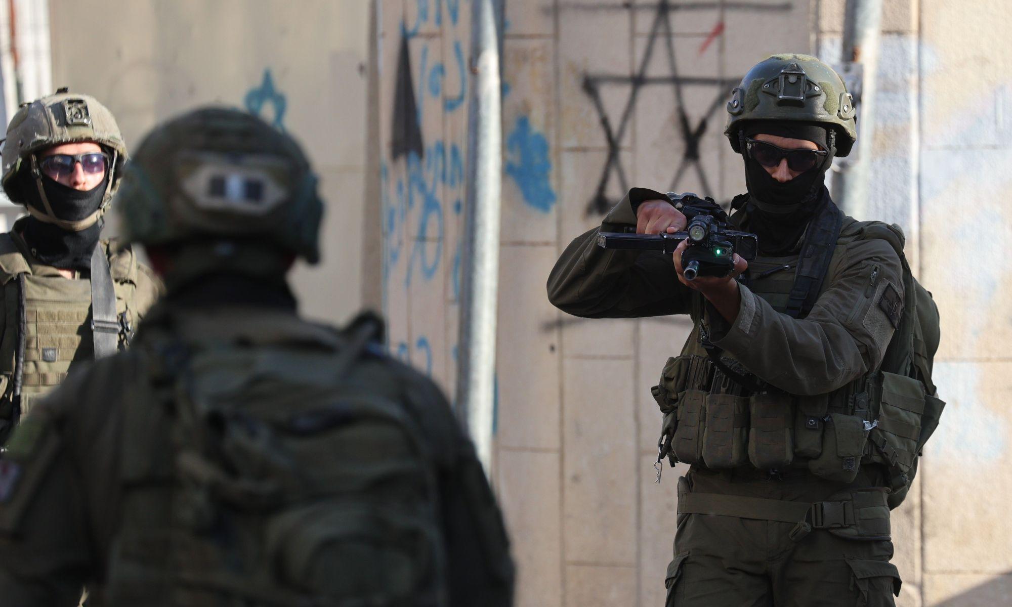 Soldados israelís retienen y apuntan a una familia palestina durante una incursión de colonos en la Ciudad Vieja de Hebrón. EP/Mosab Shawer. Soldados israelís retienen y apuntan a una familia palestina durante una incursión de colonos en la Ciudad Vieja de Hebrón. EP/Mosab Shawer.