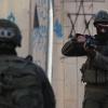 Soldados israelís retienen y apuntan a una familia palestina durante una incursión de colonos en la Ciudad Vieja de Hebrón. EP/Mosab Shawer.