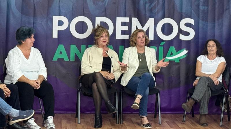 Mar Cambrollé junto a la concejala de Podemos en el Ayuntamiento de Sevilla, Susana Hornillo