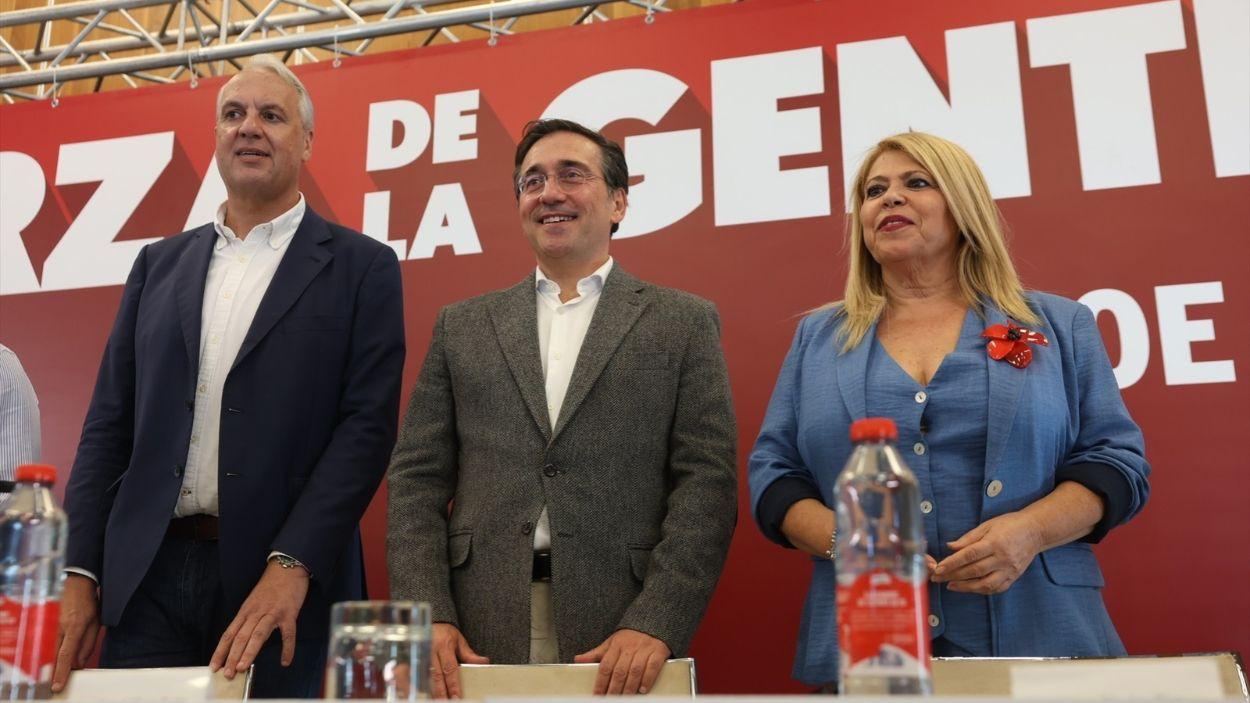 El candidato número uno del PSOE al Congreso por la provincia de Cádiz y ministro de Asuntos Exteriores, José Manuel Albares (c), junto a Juan Carlos Ruiz Boix, secretario general del PSOE de Cádiz, y Mamen Sánchez, diputada por Cádiz en el Congreso / EP