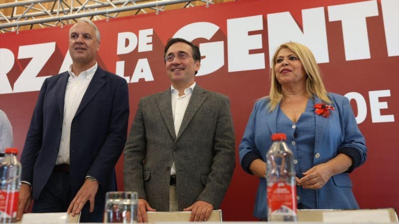 El candidato número uno del PSOE al Congreso por la provincia de Cádiz y ministro de Asuntos Exteriores, José Manuel Albares (c), junto a Juan Carlos Ruiz Boix, secretario general del PSOE de Cádiz, y Mamen Sánchez, diputada por Cádiz en el Congreso / EP
