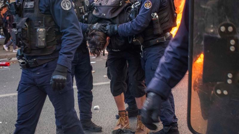 Policías franceses se llevan detenido a un manifestante. Gérard Cambon/EP.