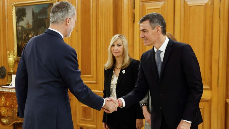 El Rey Felipe VI saluda al presidente del Gobierno, Pedro Sánchez, a su llegada al acto de promesa de la nueva fiscal general del Estado, en el Palacio de la Zarzuela, a 10 de diciembre de 2025, en Madrid (España). Foto de archivo. Pool.