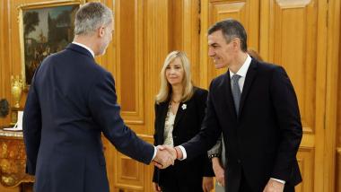 El Rey Felipe VI saluda al presidente del Gobierno, Pedro Sánchez, a su llegada al acto de promesa de la nueva fiscal general del Estado, en el Palacio de la Zarzuela, a 10 de diciembre de 2025, en Madrid (España). Foto de archivo. Pool.