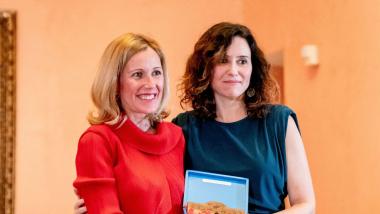 La alcaldesa de Alcobendas, Rocío García Alcántara, junto a la presidenta de la Comunidad de Madrid, Isabel Díaz Ayuso. Archivo EP