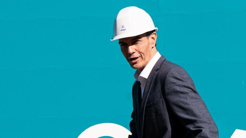 El presidente del Gobierno, Pedro Sánchez, durante una visita a los Astilleros Armón, en Gijón. EP