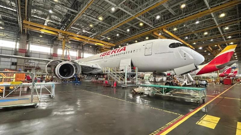 Un avión Airbus A350 de Iberia en el Hangar 6 sometiéndose a las labores de mantenimiento. El Plural