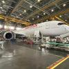 Un avión Airbus A350 de Iberia en el Hangar 6 sometiéndose a las labores de mantenimiento. El Plural