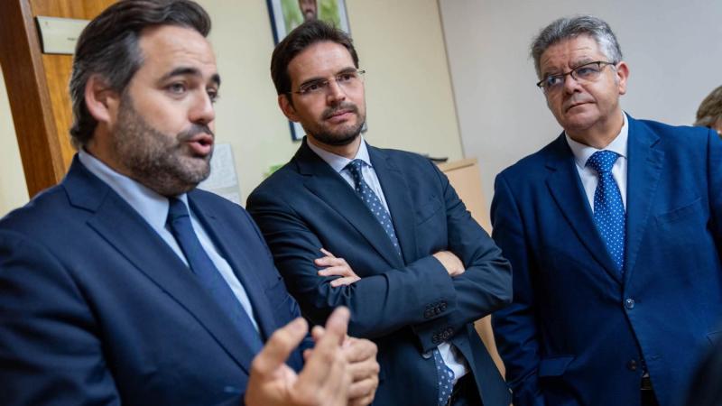 Paco Núñez junto a los diputados autonómicos del PP, Santiago Serrano y Juan Antonio Moreno. EP.