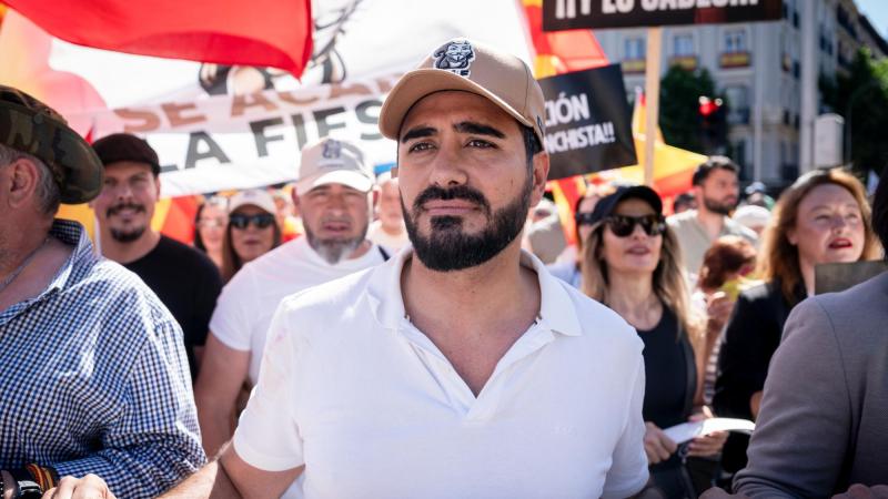 El eurodiputado y líder de Se Acabó la Fiesta (SALF), Luis 'Alvise' Pérez, durante una manifestación para exigir la dimisión del presidente del Gobierno en mayo de 2026. EP.