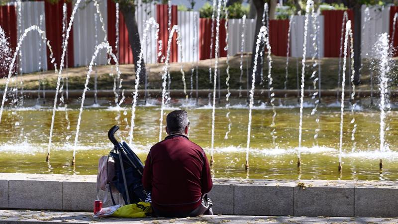 Varias personas en el parque de Madrid Río, a 6 de abril de 2026, en Madrid. EP.