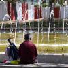 Varias personas en el parque de Madrid Río, a 6 de abril de 2026, en Madrid. EP.
