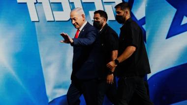El primer ministro israelí y líder del partido Likud, Benjamin Netanyahu, sube al escenario en la sede del partido en Jerusalén, tras conocerse los primeros resultados de las encuestas a pie de urna de las elecciones legislativas israelíes. EP.