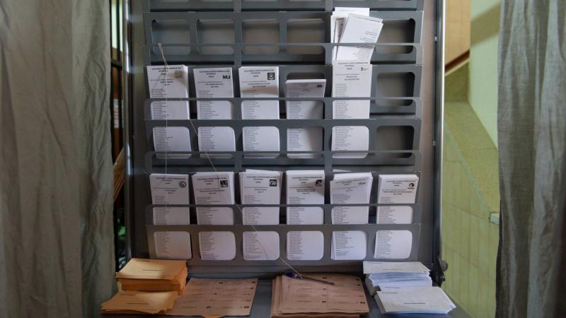 Imagen de archivo de varias papeletas de partidos políticos en un colegio electoral. EP.