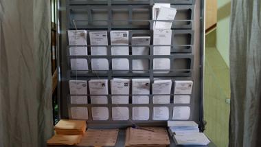 Imagen de archivo de varias papeletas de partidos políticos en un colegio electoral. EP.
