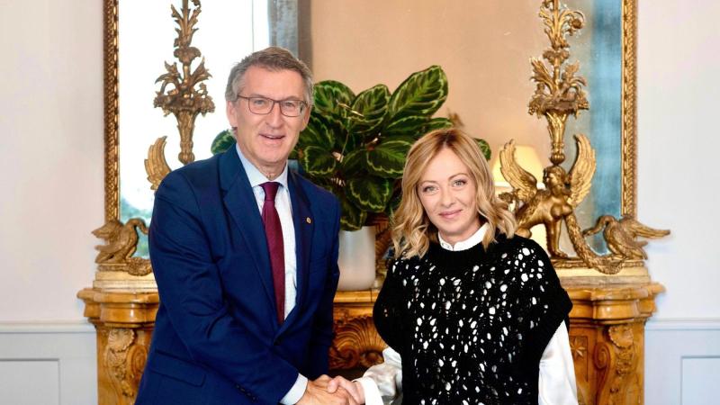 El líder del PP, Alberto Núñez Feijóo, con la primera ministra italiana, Giorgia Meloni. Archivo EP