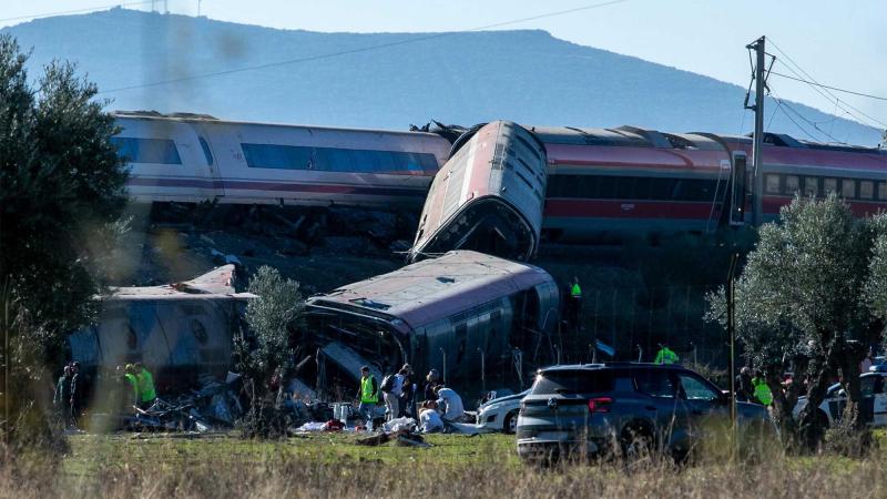 Agentes de los Servicios de Emergencias trabajan en el lugar del accidente de trenes en Urda, Toledo. EP
