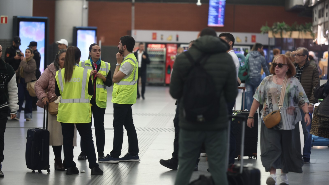 Trabajadores avisan a los pasajeros de la cancelación de sus trenes, en la estación Madrid Puerta de Atocha | EP