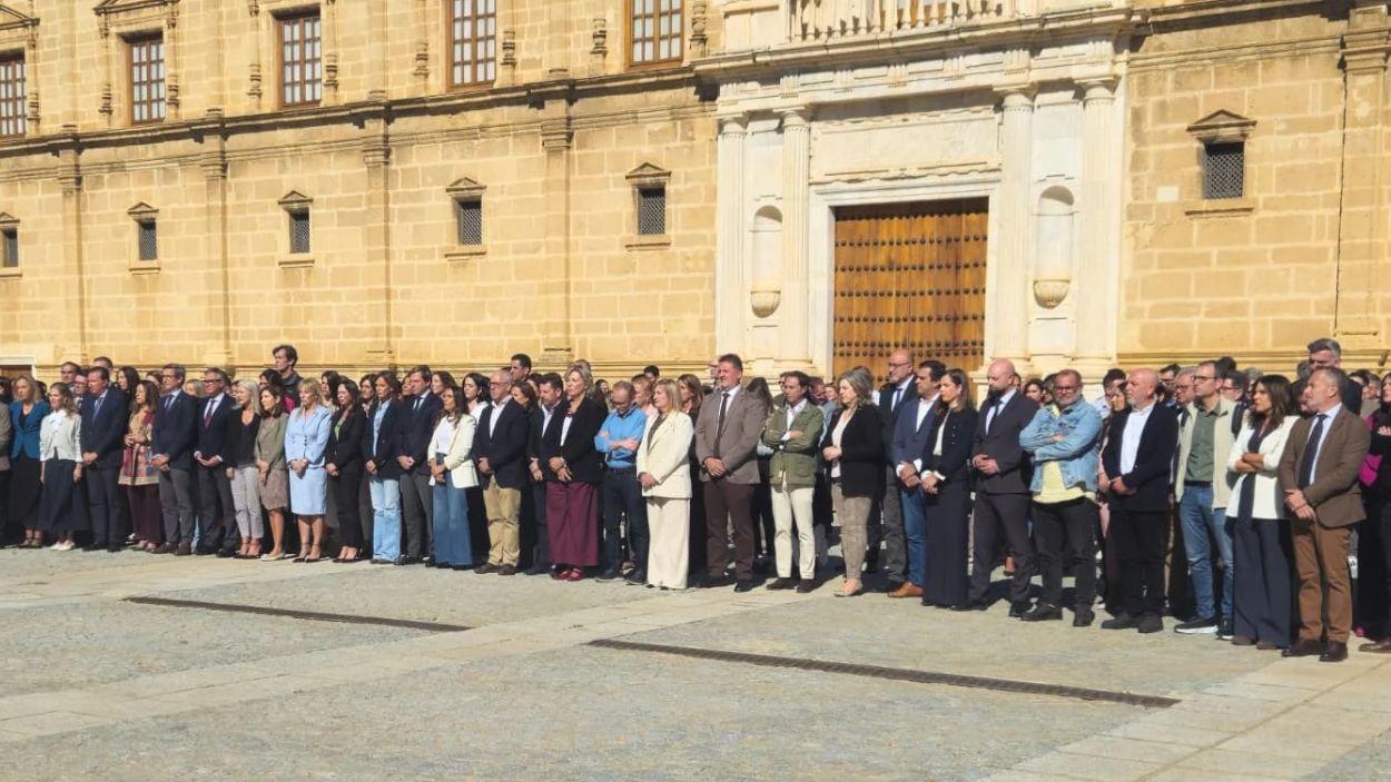 El Parlamento andaluz guarda un minuto de silencio por la trageida de Toledo