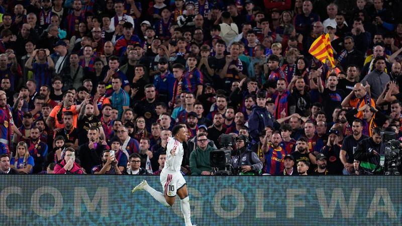 Kylian Mbappé celebrando uno de sus tantos frente al Fútbol Club Barcelona en el Clásico. EP.