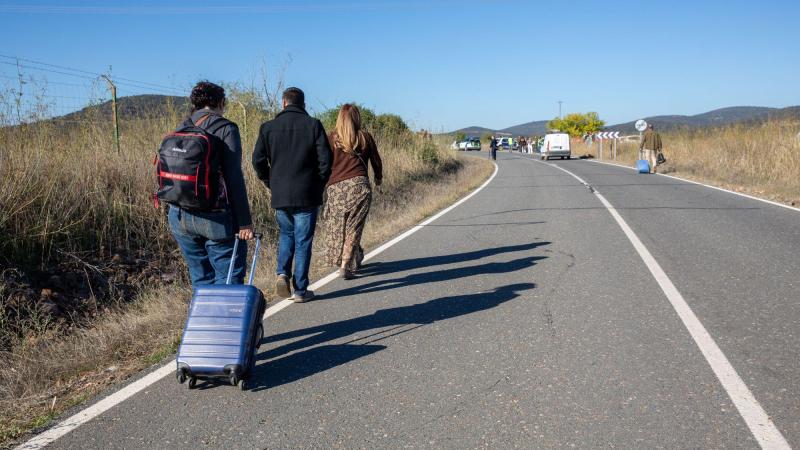 Varias personas con maletas se alejan del lugar del accidente, a 28 de octubre de 2026, en Urda, Toledo. EP.
