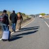 Varias personas con maletas se alejan del lugar del accidente, a 28 de octubre de 2026, en Urda, Toledo. EP.