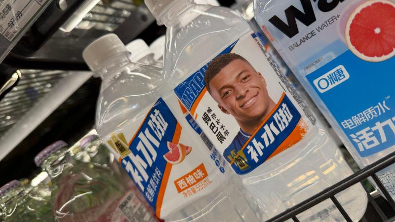 Kylian Mbappé aparece en la etiqueta de una bebida deportiva fabricada por una empresa china. EP.