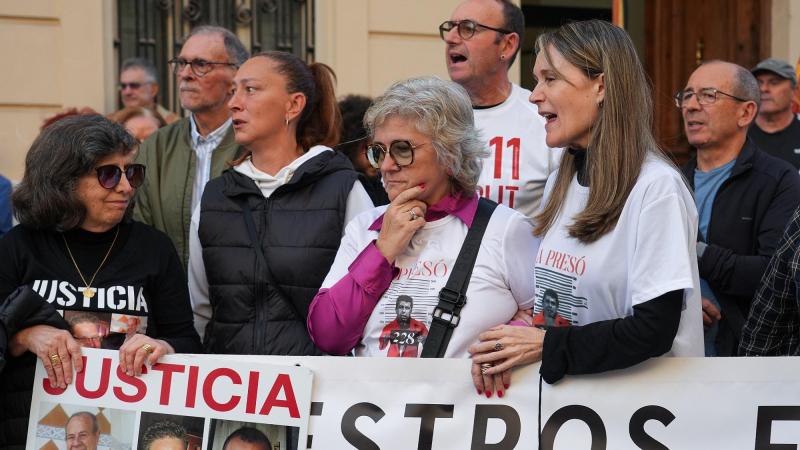 La Presidenta Associació Víctimes Mortals DANA 29 O, Rosa María Álvarez, durante una manifestación convocada por Accord Social Valencià, a 11 de noviembre de 2025, en Valencia. EP