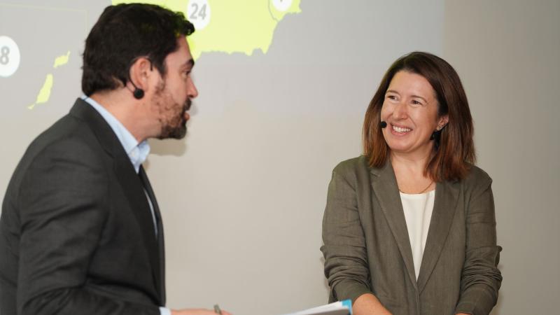 Beatriz Blasco Marzal, directora general de la Asociación de Bebidas Refrescantes, junto a Diego Vizcaíno, socio director de Afi, durante el encuentro anual del sector celebrado en Madrid