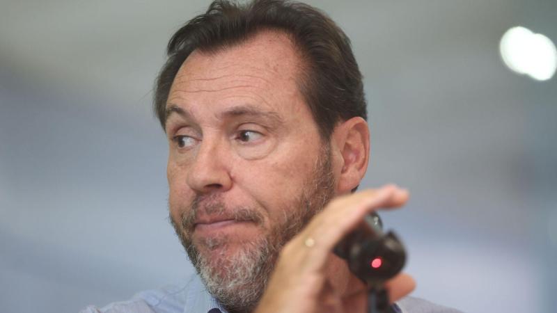 El ministro de Transportes y Movilidad Sostenible, Óscar Puente, durante una rueda de prensa, en el Centro de Gestión de Red H24 de Adif. EP.