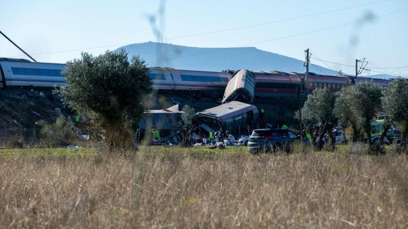 La Guardia Civil interroga al operario que dio la orden de reanudar la marcha. EP