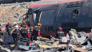 Agentes de la Unidad Militar de Emergencias (UME) trabajan en el lugar del accidente, a 28 de octubre de 2026, en Urda. EP.