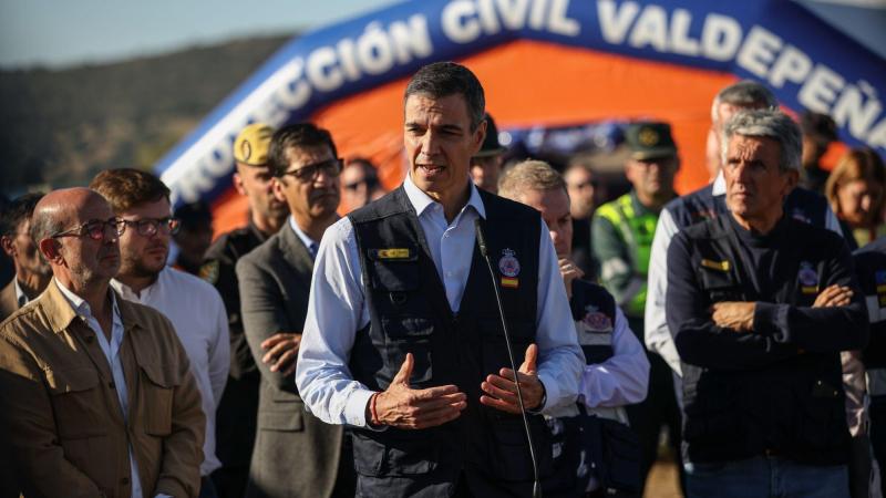 El presidente del Gobierno, Pedro Sánchez, atiende a los medios de comunicación desde el Puesto de Mando Avanzado, a 28 de octubre de 2026, en Urda. EP.