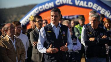 El presidente del Gobierno, Pedro Sánchez, atiende a los medios de comunicación desde el Puesto de Mando Avanzado, a 28 de octubre de 2026, en Urda. EP.