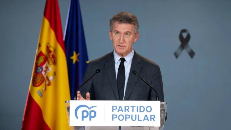 El presidente del PP, Alberto Núñez Feijóo, en una declaración institucional desde Génova tras el accidente ferroviario de Toledo. EP.