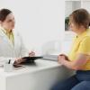 Mujer en consulta médica  Foto de 123RFliudmilachernetska