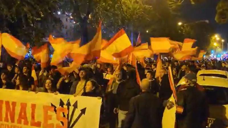 Concentración ultra frente al Ministerio de Transportes