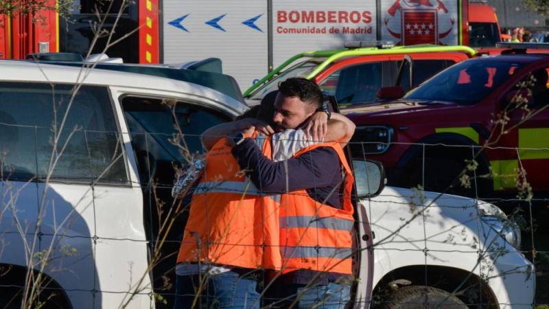 Dos personas se abrazan en el lugar de los hechos, a 28 de octubre de 2026, en Urda, Toledo, Castilla La Mancha (España).