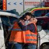 Dos personas se abrazan en el lugar de los hechos, a 28 de octubre de 2026, en Urda, Toledo, Castilla La Mancha (España).