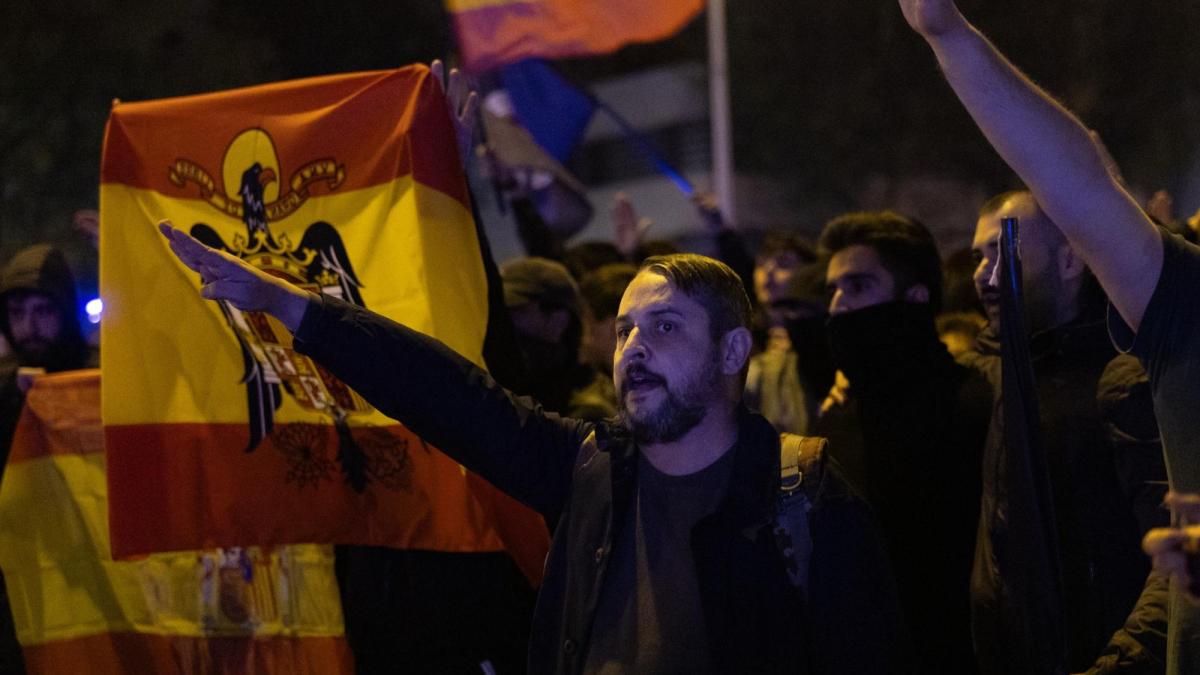 Un grupo de personas durante una concentración frente al Ministerio de Transportes y Movilidad Sostenible para exigir responsabilidades tras el accidente ferroviario en Urda Un grupo de personas durante una concentración frente al Ministerio de Transportes y Movilidad Sostenible para exigir responsabilidades tras el accidente ferroviario en Urda